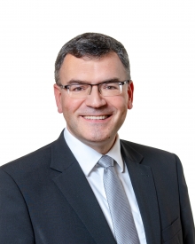 Bayern unterstützt Wochenzeitungen und Rundfunk-Anbieter in Corona-Krise - Dr. Florian Herrmann, Medienminister im Freistaat Bayern, will die Medienvielfalt trotz Corona-Krise mit staatlicher Hilfe erhalten/ Foto: Andreas Heddergott